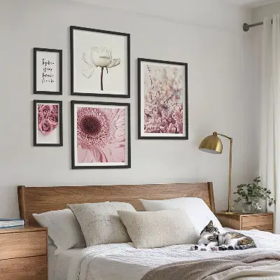 Billedkomposition til væg med blomsteragtige romantiske accenter