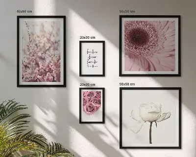 Billedkomposition til væg med blomsteragtige romantiske accenter