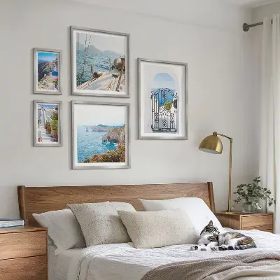 Billedsæt over sofa motiver af landskaber i græsk havarkitektur