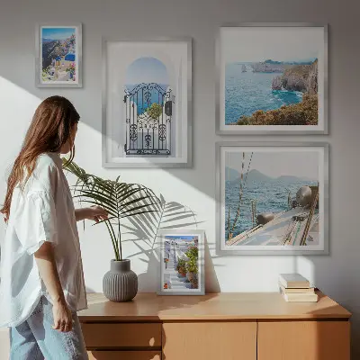 Billedsæt over sofa motiver af landskaber i græsk havarkitektur