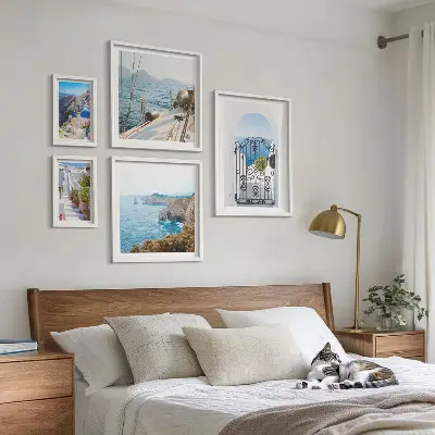 Billedsæt over sofa motiver af landskaber i græsk havarkitektur