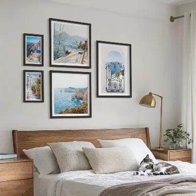 Billedsæt over sofa motiver af landskaber i græsk havarkitektur