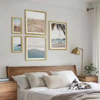 Billedsæt over sofa motiv af afslappende havudsigt