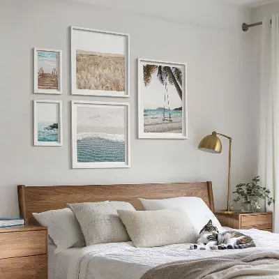 Billedsæt over sofa motiv af afslappende havudsigt