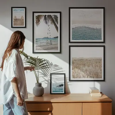 Billedsæt over sofa motiv af afslappende havudsigt