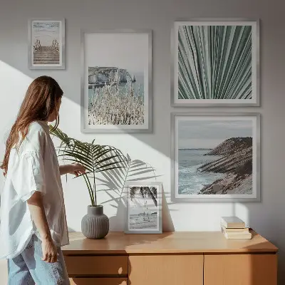 Billedkomposition til væg med motiv af kyst og troper