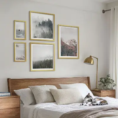 Billedsæt over sofa med motiv af landskaber med bjerge, skove og skyer