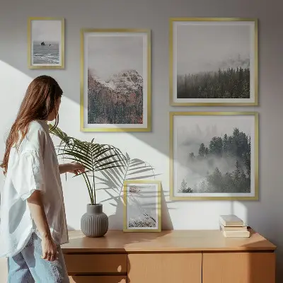 Billedsæt over sofa med motiv af landskaber med bjerge, skove og skyer