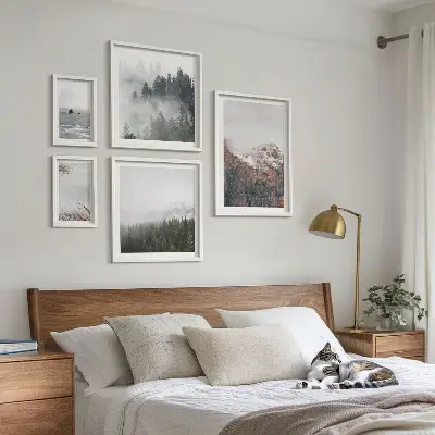 Billedsæt over sofa med motiv af landskaber med bjerge, skove og skyer