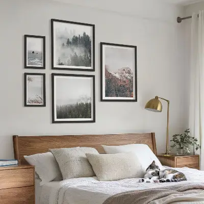 Billedsæt over sofa med motiv af landskaber med bjerge, skove og skyer