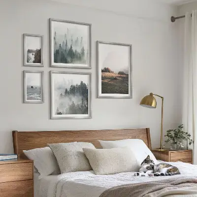 Billedsæt over sofa med naturlig udsigt over bjerge og hav