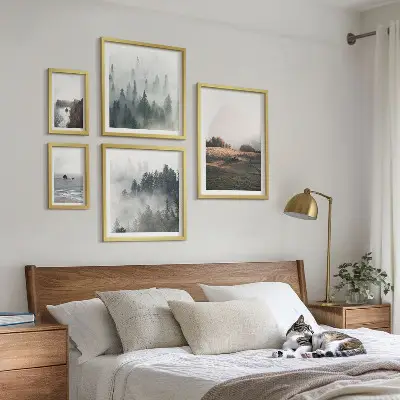 Billedsæt over sofa med naturlig udsigt over bjerge og hav
