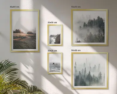 Billedsæt over sofa med naturlig udsigt over bjerge og hav