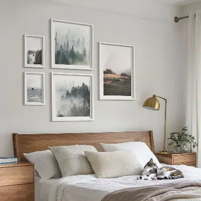 Billedsæt over sofa med naturlig udsigt over bjerge og hav