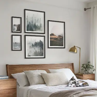 Billedsæt over sofa med naturlig udsigt over bjerge og hav