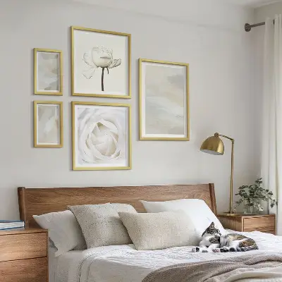 Billedsæt over sofa med blomsterinspirationer i hvid