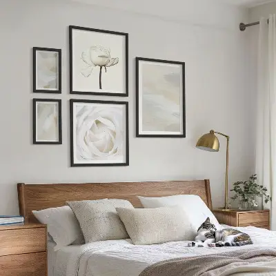 Billedsæt over sofa med blomsterinspirationer i hvid