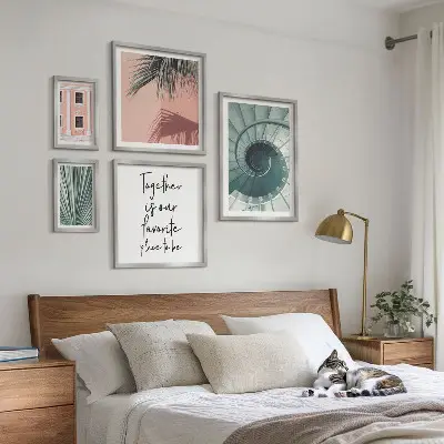 Billedsæt over sofa med stilfuldt geometrisk interiør