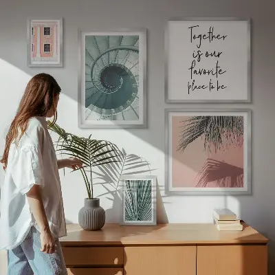 Billedsæt over sofa med stilfuldt geometrisk interiør