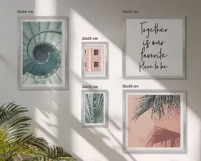Billedsæt over sofa med stilfuldt geometrisk interiør