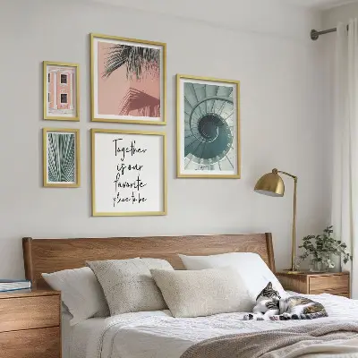 Billedsæt over sofa med stilfuldt geometrisk interiør