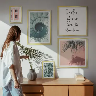 Billedsæt over sofa med stilfuldt geometrisk interiør