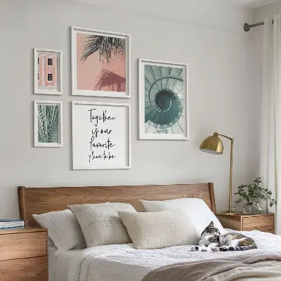 Billedsæt over sofa med stilfuldt geometrisk interiør