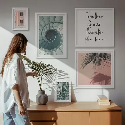 Billedsæt over sofa med stilfuldt geometrisk interiør