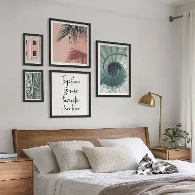Billedsæt over sofa med stilfuldt geometrisk interiør