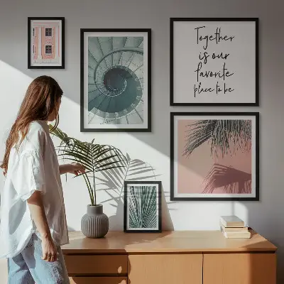 Billedsæt over sofa med stilfuldt geometrisk interiør