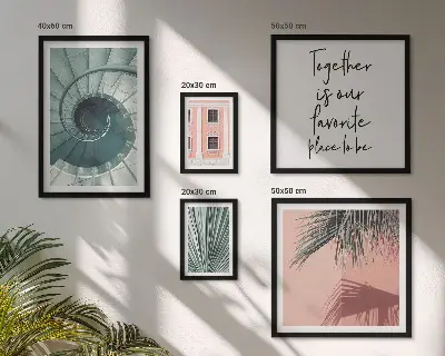 Billedsæt over sofa med stilfuldt geometrisk interiør