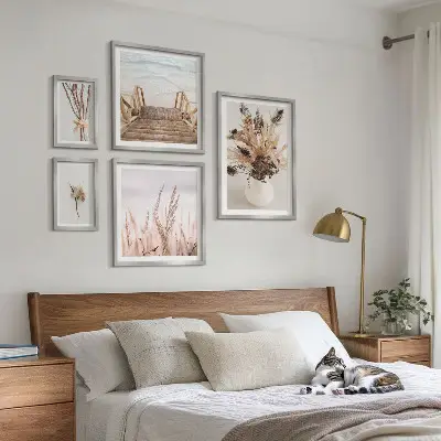 Billedsæt over sofa med motiv af tørrede planter og vand