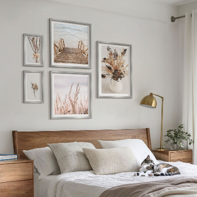 Billedsæt over sofa Stilfulde tørrede planter og vand