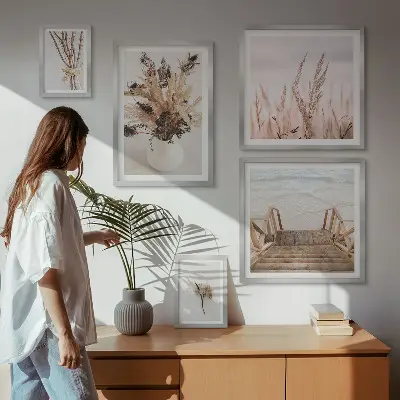 Billedsæt over sofa med motiv af tørrede planter og vand