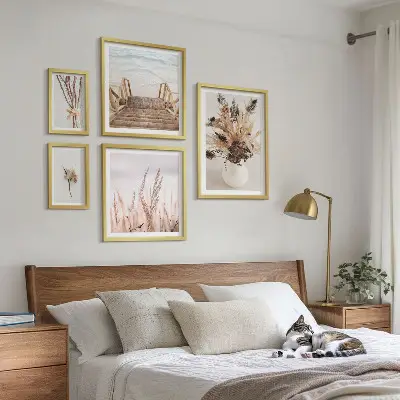 Billedsæt over sofa med motiv af tørrede planter og vand