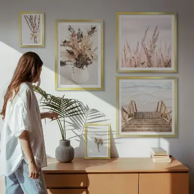 Billedsæt over sofa med motiv af tørrede planter og vand