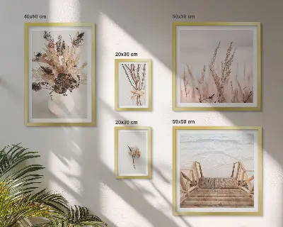 Billedsæt over sofa med motiv af tørrede planter og vand