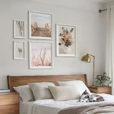 Billedsæt over sofa med motiv af tørrede planter og vand