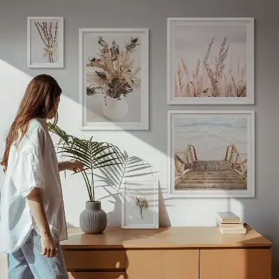 Billedsæt over sofa med motiv af tørrede planter og vand