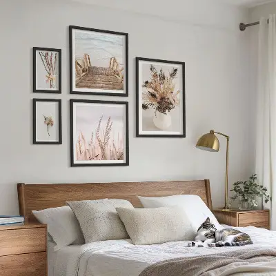 Billedsæt over sofa med motiv af tørrede planter og vand