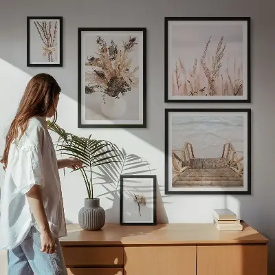 Billedsæt over sofa med motiv af tørrede planter og vand