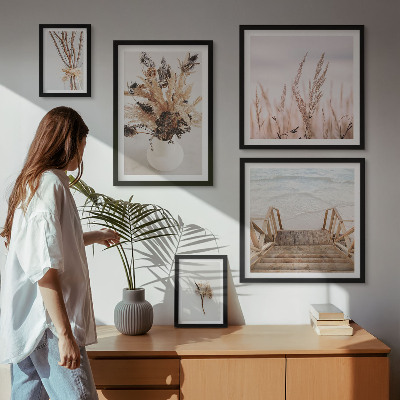 Billedsæt over sofa Stilfulde tørrede planter og vand