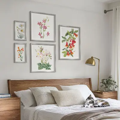Billedkomposition til væg med blomstermotiver i botanisk stil