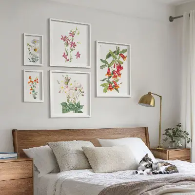 Billedkomposition til væg med blomstermotiver i botanisk stil