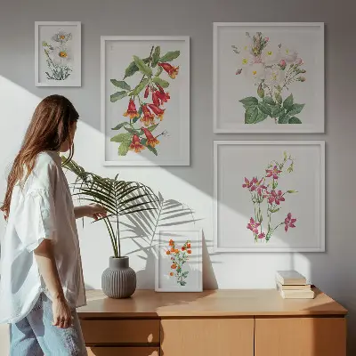 Billedkomposition til væg med blomstermotiver i botanisk stil