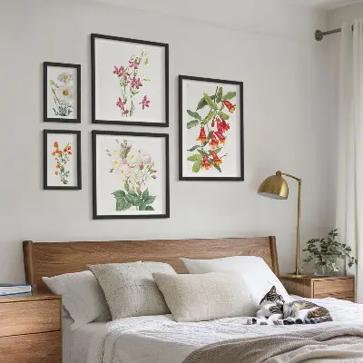 Billedkomposition til væg med blomstermotiver i botanisk stil