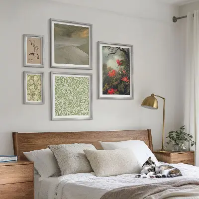 Billedkomposition til væg med naturlige motiver af blomster og fugle