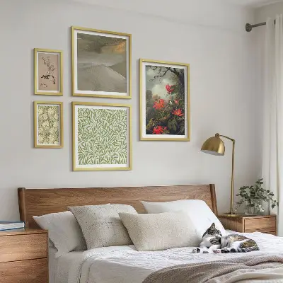 Billedkomposition til væg med naturlige motiver af blomster og fugle