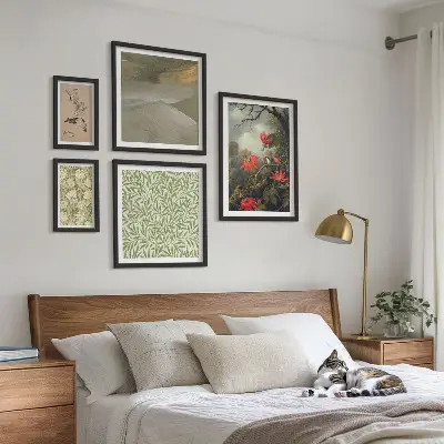 Billedkomposition til væg med naturlige motiver af blomster og fugle
