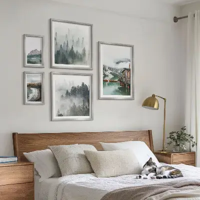 Vægdekoration med bjerglandskab motiv af bjerge, hytter og vand